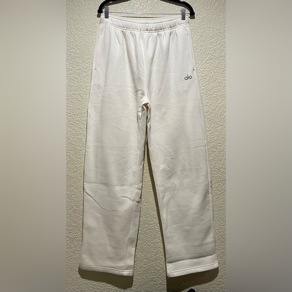 Alo Yoga NWOT Accolade Straight Leg Sweatpants in Bone Size M - Picture 5 of 9